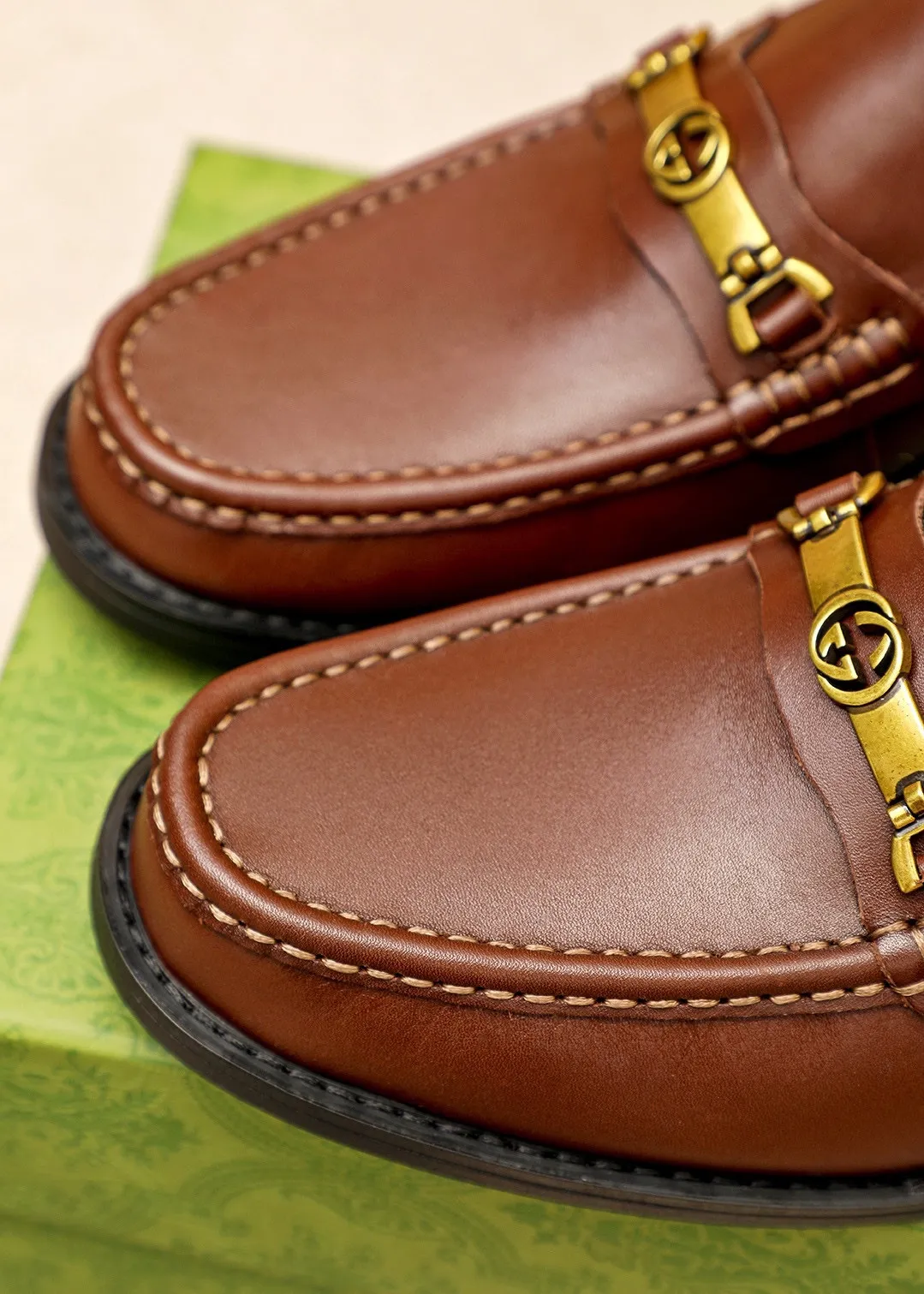 Men's shoes 💰460 💐 Product trademark: GUCCI "Gucci" casual leather shoes Regular size: 38-44 (45🉑️customized) Product materials: Selected imported first-layer calfskin upper + luxury hardware buckle, imported water-dyed cowhide leather lining. Strong three-dimensional visual effect, original combination outsole Color: 3⃣️colors available